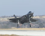 Το F-35 Lightning II πραγματοποιεί την πρώτη του πτήση