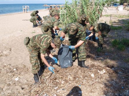 Έκαναν τους στρατιωτικούς … σοφέρ στους ιδιώτες που μαζεύουν σκουπίδια!