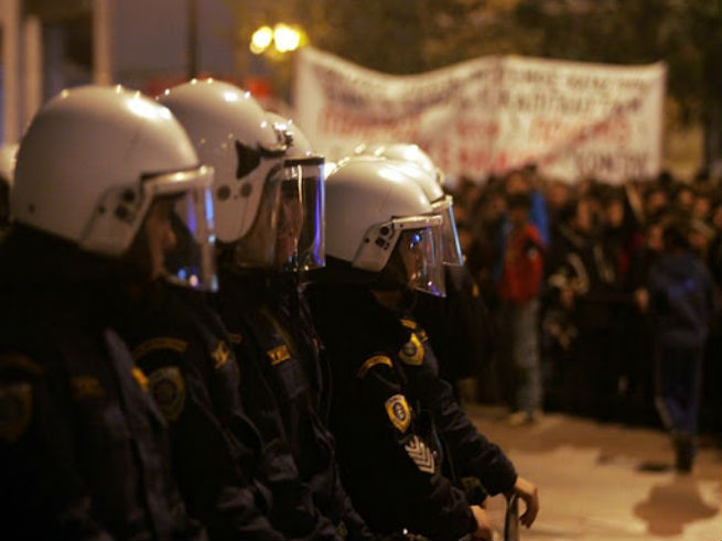 Εξέγερση μεταναστών -Έβαλαν φωτιά!