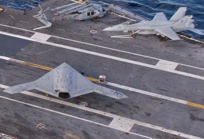 Πρώτη τροχοδρόμηση του Χ-47Β στο USS Harry S. Truman