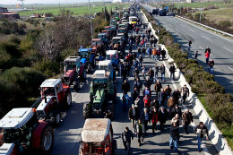 Επεισόδια στην εθνική Αθηνών – Λαμίας ανάμεσα σε αγρότες και ΜΑΤ