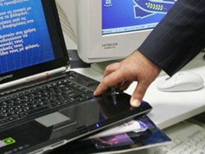 Προκήρυξη σε USB κάτω από το άγαλμα του Βελουχιώτη!