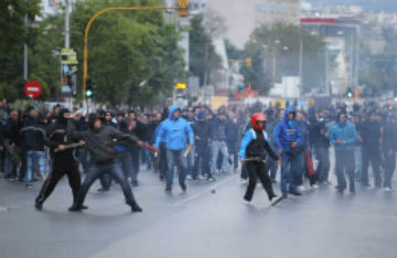 Μολότοφ και χημικά στο Καραϊσκάκη