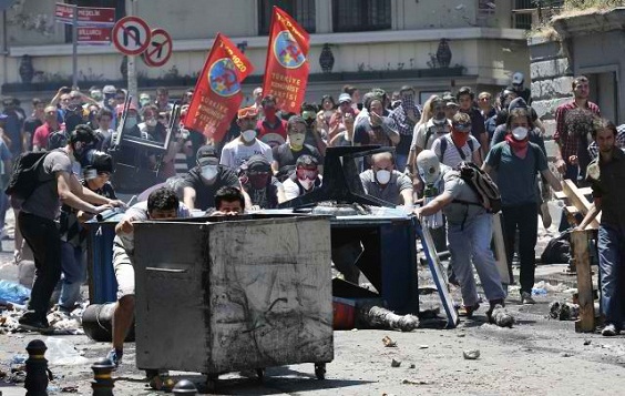 “Έφοδος” ειδικών δυνάμεων στην πλατεία Ταξίμ