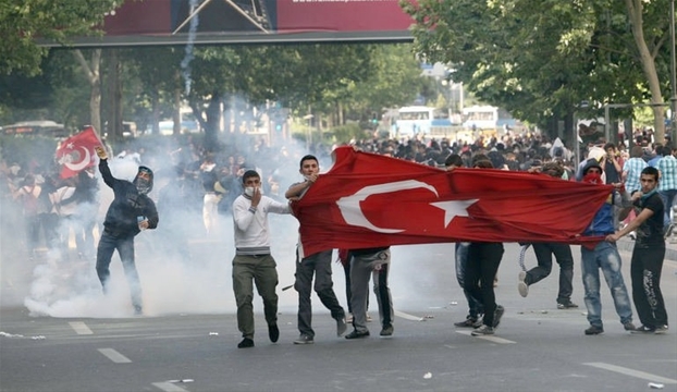 Tουρκία: Αστυνομικοί άνοιξαν πυρ εναντίον πολιτών σε διαδήλωση