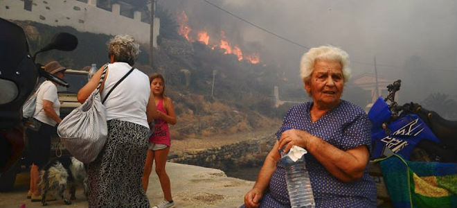 Οι τουρίστες εγκαταλείπουν το νησί με βάρκες (εικόνες)