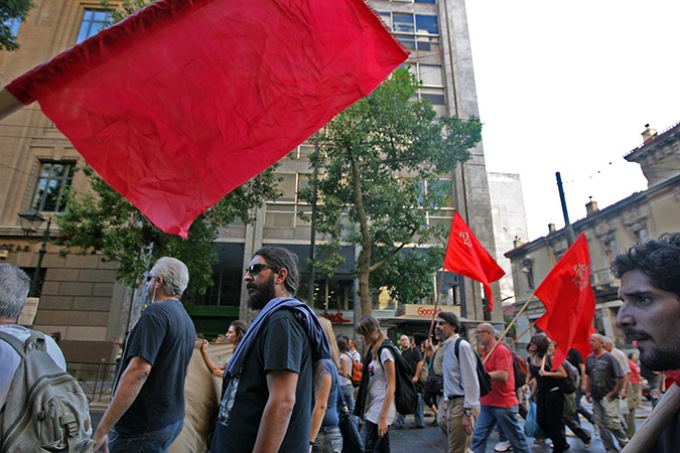 Προσπάθεια κουκουλοφόρων να κάψουν τα γραφεία της ΧΑ