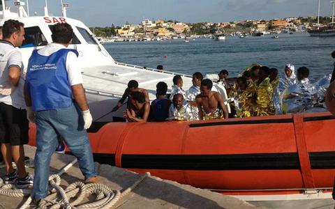 Στρατιωτική επιχείρηση για τη διάσωση μεταναστών στη Λαμπεντούζα