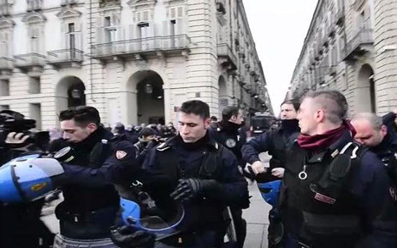 Τα ΜΑΤ βγάζουν τα κράνη και πάνε με τους διαδηλωτές! (Vid)