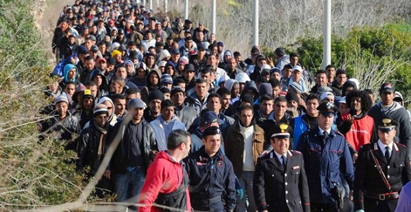 Ιταλία: Εκκενώνεται το κέντρο λαθρομεταναστών στη Λαμπεντούζα