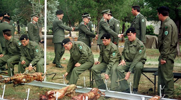 Επιτέλους, τέλος οι πασχαλινές περιηγήσεις της πολιτικής ηγεσίας του ΥΠΕΘΑ στα στρατόπεδα