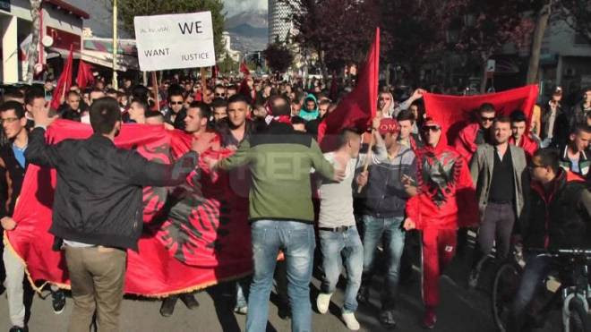 Αλβανία: Έκαψαν την ελληνική σημαία υμνώντας τον δολοφόνο