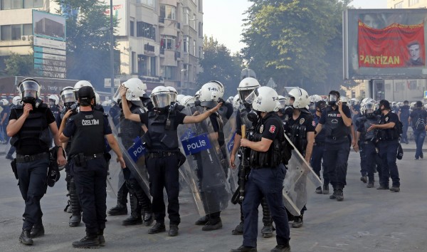 Η αστυνομία απέκλεισε τους δρόμους που οδηγούν στην Ταξίμ