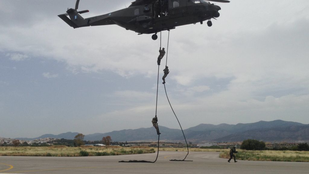 Καταρρίχηση με την μέθοδο του Fast Rope από Ελικόπτερο ΝΗ-90 [εικόνες]