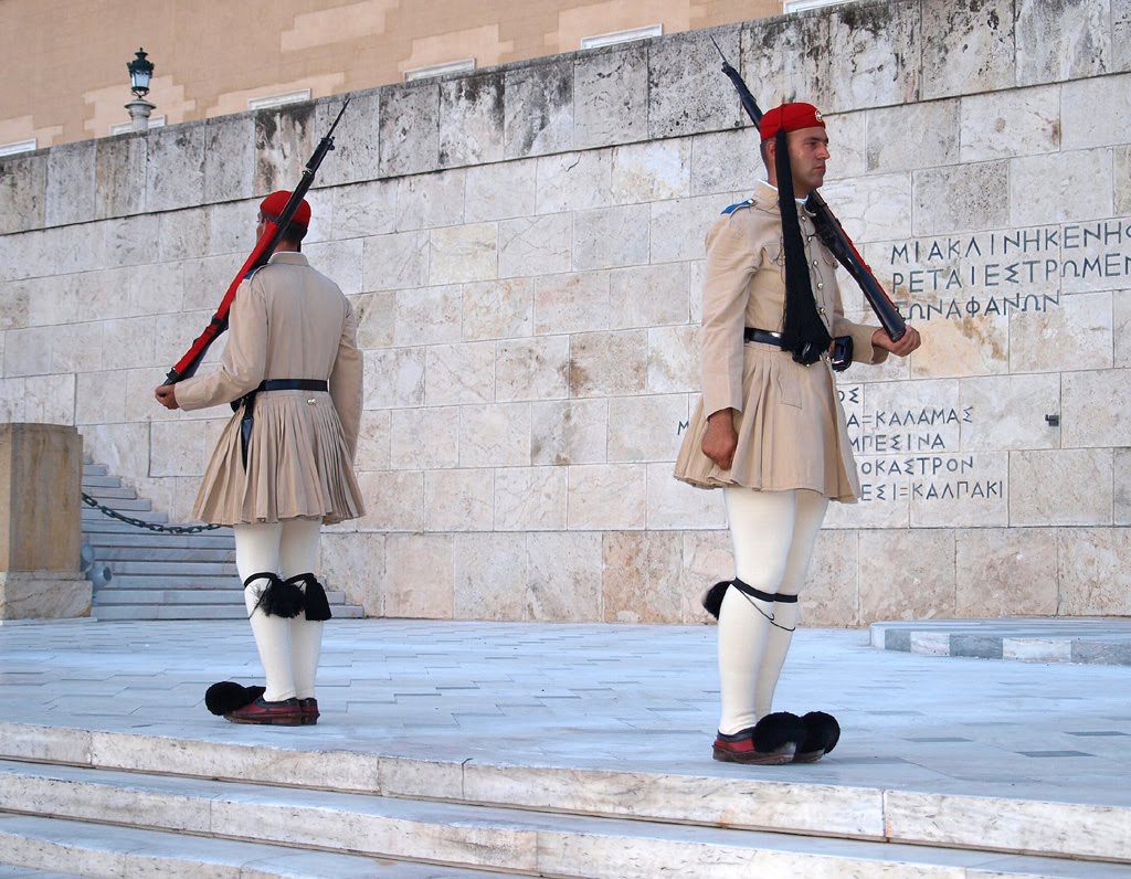 Ούτε καύσωνας, ούτε κούραση μόνο καθήκον για τους εύζωνες [εικόνες]