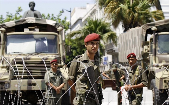 Η Τυνησία έκλεισε τα σύνορα με τη Λιβύη