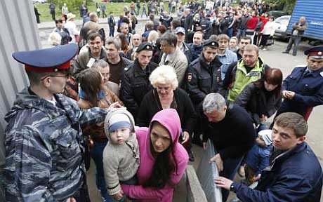 Ουκρανία: Οι νεοναζί του Κιέβου χτύπησαν προσφυγικό κομβόι με πύραυλο!