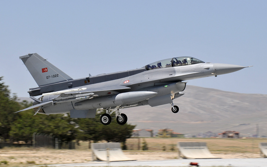 Επεσε τουρκικό F-16D με γυναίκα πιλότο στο Ντιγιάρμπακιρ (vid)