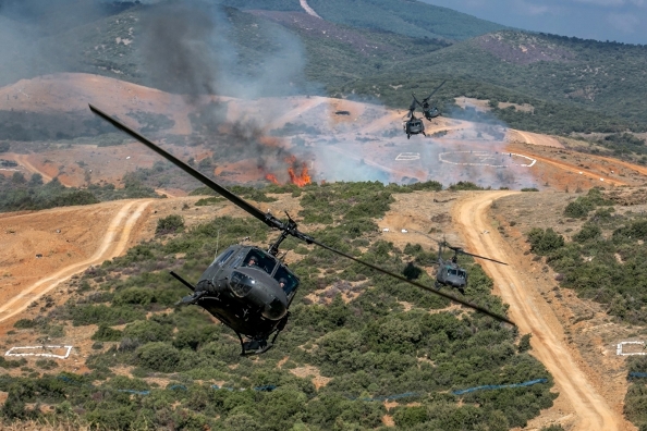 ΠΑΡΜΕΝΙΩΝ-2014: Άρματα, Απάτσι και μαχητικά αεροσκάφη τυλίγουν στις φλόγες το βουνό [βίντεο]