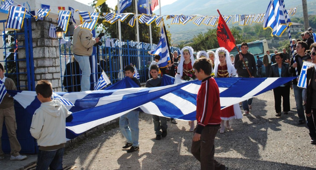 Εκατοντάδες Αλβανοί εισέβαλλαν σε μειονοτικό χωριό στη Β. Ήπειρο – Επιχείρησαν αλβανικά “Σεπτεμβριανά”