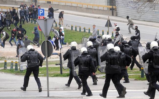 Σκόπια: Έρευνες της αστυνομίας για τις ρουκέτες που έπεσαν σε κτήριο