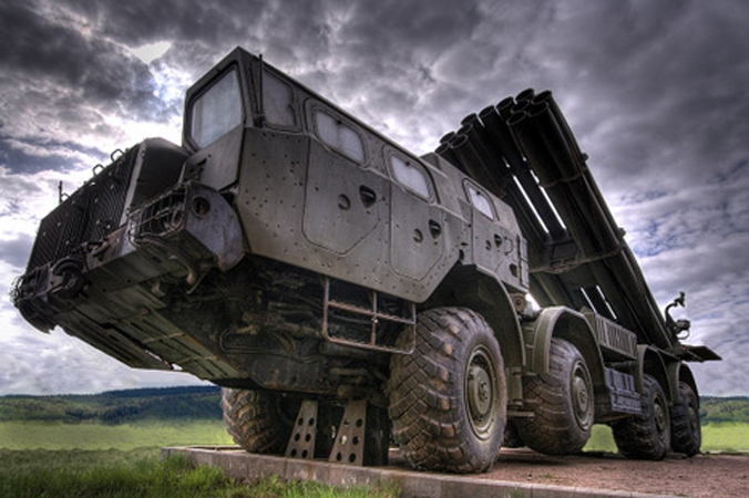 BM-30 Smerch: Πολλαπλός εκτοξευτής για βολές μεγάλων αποστάσεων [βίντεο]