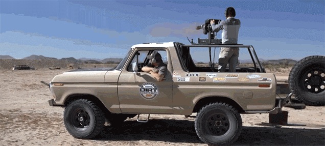 Ford Bronco και minigun: Θανατηφόρος συνδυασμός (Βίντεο)