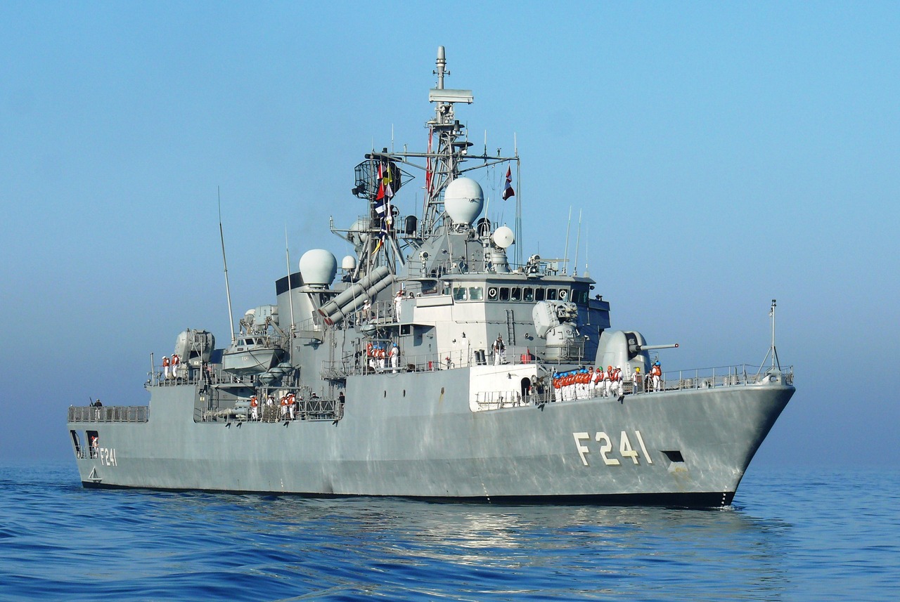 Η TCG Turgutreis F241 στον Πειραιά στα πλαίσια Νατοϊκής άσκησης [βίντεο]