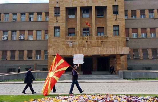 Ένα βήμα πριν το χάος τα Σκόπια – Η αντιπολίτευση καλεί τον λαό να ανατρέψει τον Γκρουέφσκι