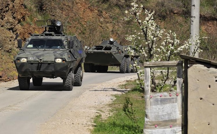 Τα Σκόπια στέλνουν τεθωρακισμένα στα σύνορα με το Κόσοβο για να αντιμετωπίσουν τον UCΚ και να γλιτώσουν την… διάλυση[εικόνες, βίντεο]