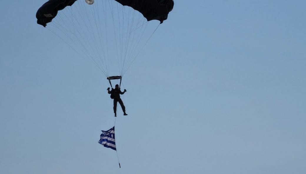 Βίντεο από την επίδειξη των Αλεξιπτωτιστών στην Αλεξανδρούπολη