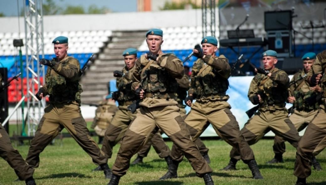 Ρώσοι, Σέρβοι και Λευκορώσοι αλεξιπτωτιστές σε νέα σειρά ασκήσεων [βίντεο]