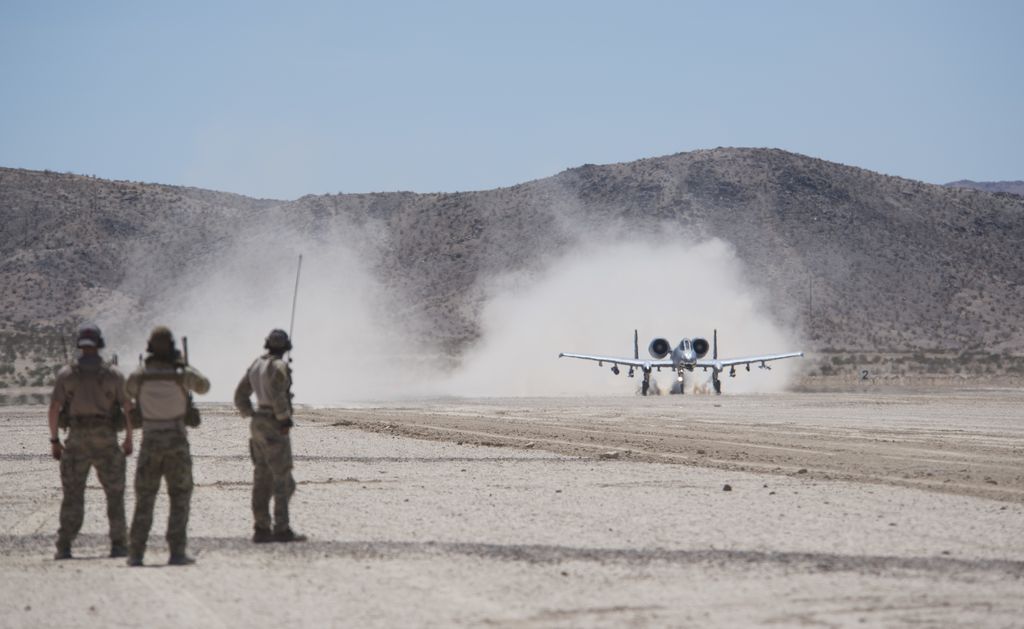 A-10 Thunderbolts στην αποξηραμένη λίμνη της Καλιφόρνια [βίντεο]