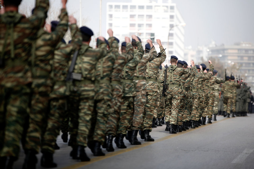 Εξετάζονται αλλαγές στις άδειες και τις μεταθέσεις των στρατιωτικών