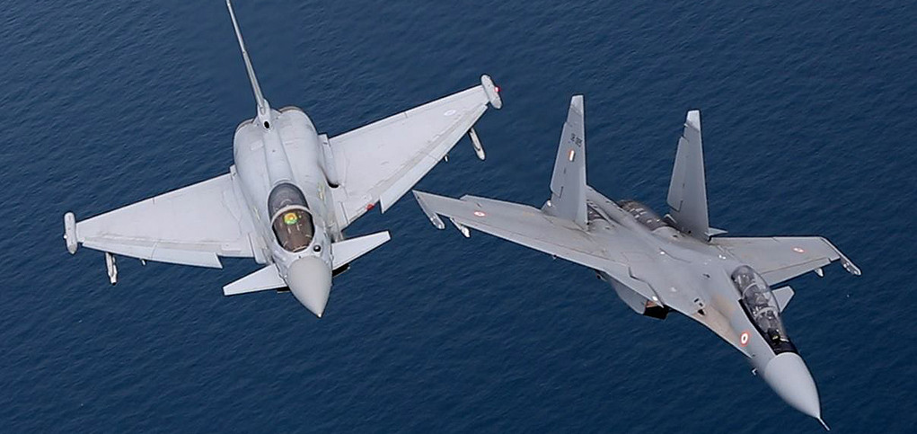 “Άγριο ξύλο” στα βρετανικά Eurofighter από τα ινδικά Su-30MKI – Πήραν εκδίκηση για 200 χρόνια αποικιοκρατίας