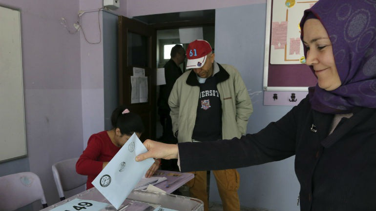 Τουρκία: Προς εκλογές με το βλέμμα στις δημοσκοπήσεις