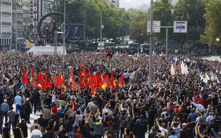 Οργή για το μακελειό της Άγκυρας στους δρόμους της Τουρκίας: “Δολοφόνε Ερντογάν” φωνάζουν οι διαδηλωτές [βίντεο]