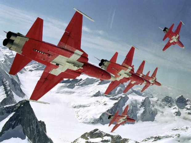 Patrouille Suisse: Το ελβετικό ακροβατικό Σμήνος στην Κορσική (Βίντεο)