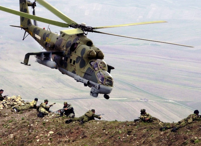 Ρωσικά Mil Mi-24 περνούν πάνω από Σύρους μαχητές (Βίντεο)