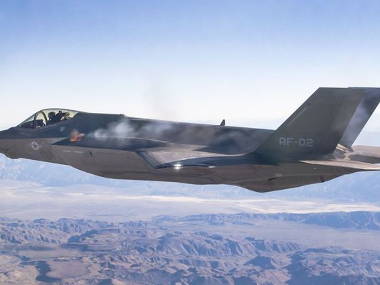 Η πρώτη εναέρια δοκιμή του πυροβόλου των F-35 [βίντεο]