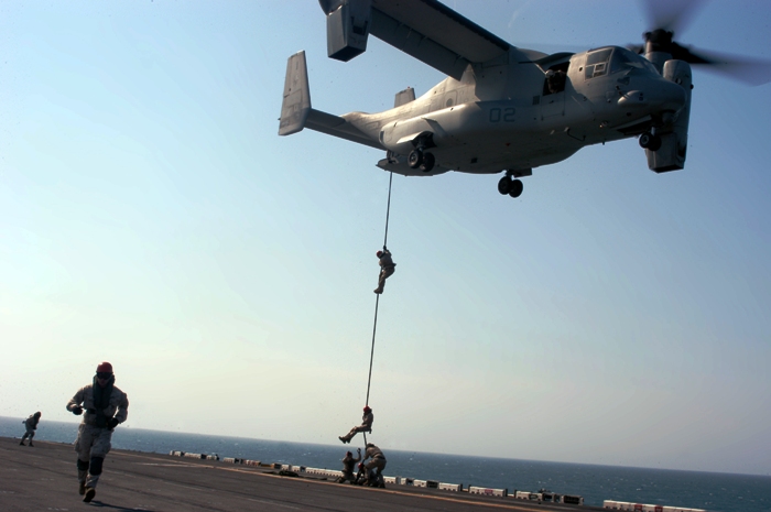 Αμερικανοί Πεζοναύτες: “Fast rope”  από MV-22