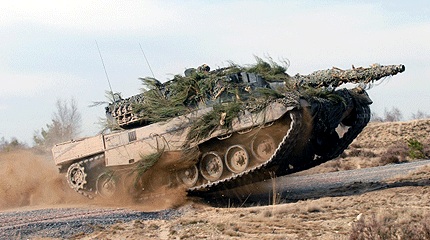 Leopard 2 «πετά» πάνω από αντιαρματική τάφρο (Βίντεο)