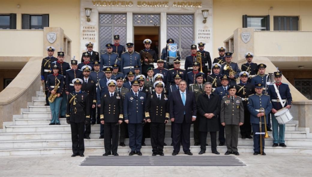 Τα κάλαντα στον ΥΕΘΑ Π.Καμμένο από την Χορωδία των Ενόπλων Δυνάμεων και την Ένωση Ποντίων