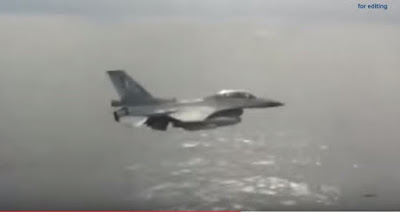 Ελληνικό F-16 “ένα μέτρο ” πάνω από τα κύματα του Αιγαίου [βίντεο]