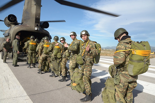 Άλμα μαζί με τους αλεξιπτωτιστές από Chinook για τον Διοικητή της 1ης Στρατιάς [φωτό]