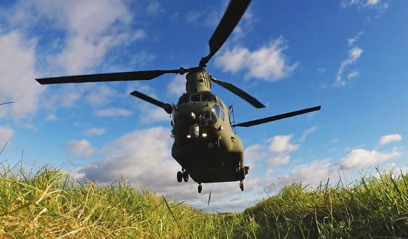 Εκπληκτικές λήψεις ελικοπτέρων Chinook κατά τη διάρκεια εκπαίδευσης