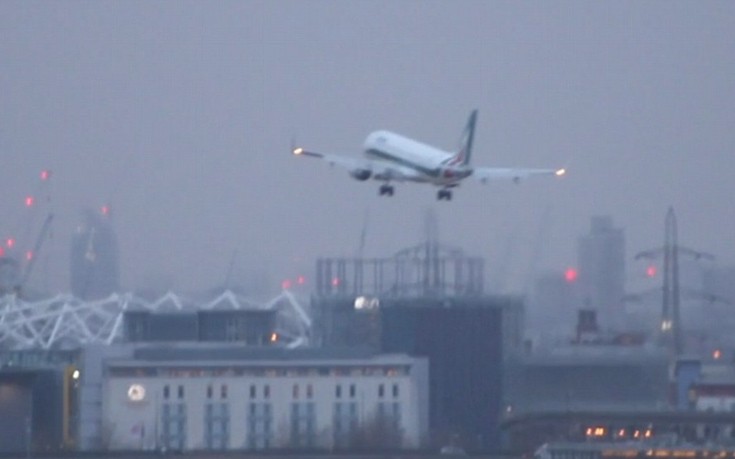 Αεροσκάφος αεροδρόμιο London City εγκατέλειψε την προσγείωση λόγω των ανέμων! (βίντεο)