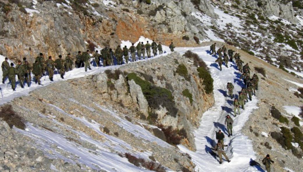 Στα χιονισμένα βουνά της Κρήτης οι αλεξιπτωτιστές [φωτό-βίντεο]