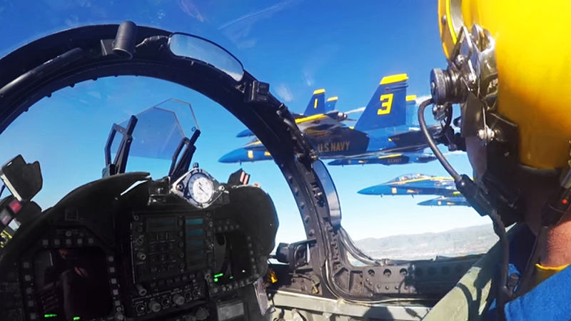 Μέσα από το πιλοτήριο των Blue Angels κατά τη διάρκεια του Super Bowl