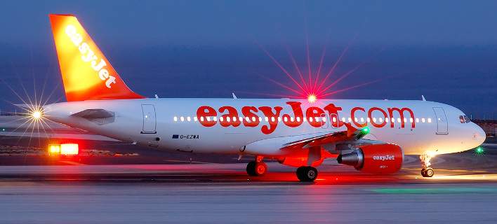 Συναγερμός στην easyJet: Επιβάτης είδε γερμανικό κλειδί ξεχασμένο στο φτερό (φωτό)